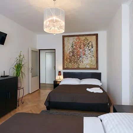 Hollarovo Namesti Apartment