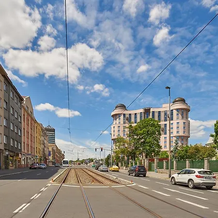 Hollarovo Namesti Apartment *
